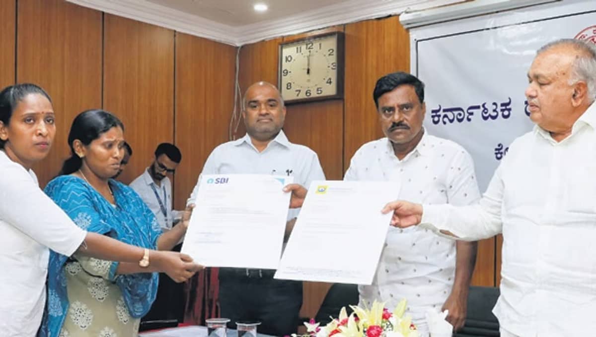 ಕರ್ತವ್ಯದ ವೇಳೆ ಅಪಘಾತದಲ್ಲಿ ಸಾವು: ನಾಲ್ವರು KSRTC ಸಿಬ್ಬಂದಿ ಕುಟುಂಬಕ್ಕೆ ತಲಾ 1 ಕೋಟಿ ರೂ. ಪರಿಹಾರ ವಿತರಣೆ