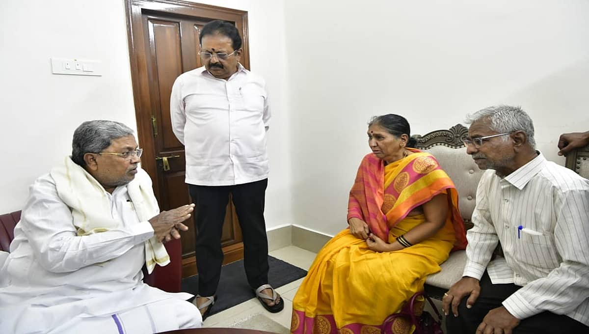 ಸಿಎಂ ಸಿದ್ದರಾಮಯ್ಯ ಭೇಟಿ ಮಾಡಿದ ರೇಣುಕಾಸ್ವಾಮಿ ಪೋಷಕರು: ಸೊಸೆಗೆ ಸರ್ಕಾರಿ ಉದ್ಯೋಗಕ್ಕೆ ಮನವಿ