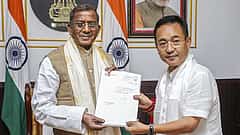 ರಾಜ್ಯಪಾಲರನ್ನು ಭೇಟಿಯಾದ ಪ್ರೇಮ್ ಸಿಂಗ್ ತಮಾಂಗ್, ನೂತನ ಸರ್ಕಾರ ರಚನೆಗೆ ಹಕ್ಕು ಮಂಡನೆ