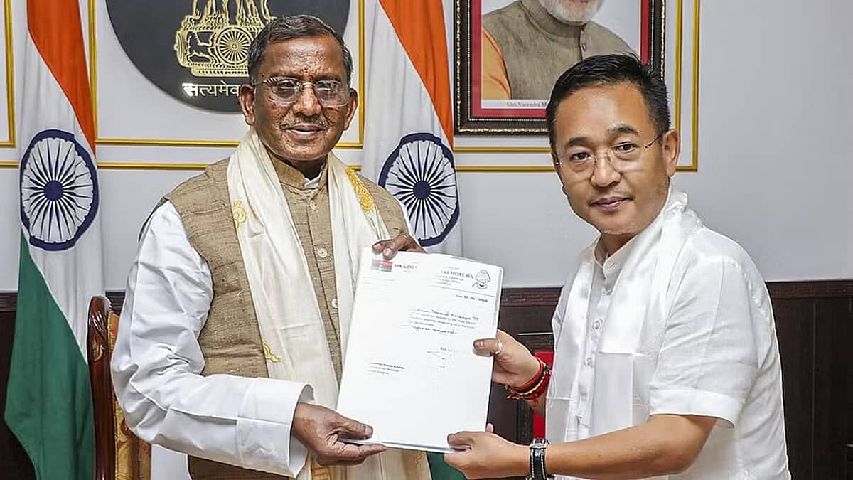 ರಾಜ್ಯಪಾಲರನ್ನು ಭೇಟಿಯಾದ ಪ್ರೇಮ್ ಸಿಂಗ್ ತಮಾಂಗ್, ನೂತನ ಸರ್ಕಾರ ರಚನೆಗೆ ಹಕ್ಕು ಮಂಡನೆ
