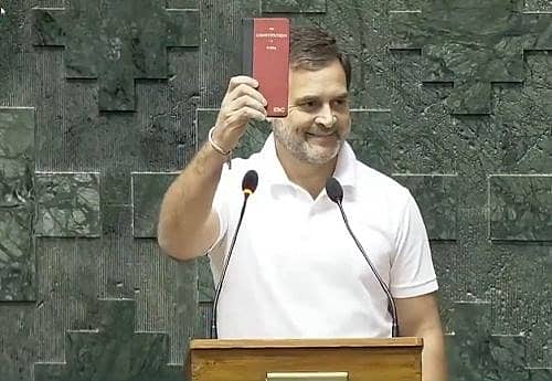 ಸಂವಿಧಾನ ಪುಸ್ತಕ ಎತ್ತಿ ಹಿಡಿದು ರಾಹುಲ್ ಗಾಂಧಿ, ಅಖಿಲೇಶ್ ಯಾದವ್ ಲೋಕಸಭೆಯಲ್ಲಿ ಪ್ರಮಾಣ ವಚನ