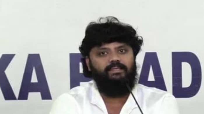 ಚಿಕ್ಕಬಳ್ಳಾಪುರ: ಶಾಸಕ ಪ್ರದೀಪ್ ಈಶ್ವರ್ ಮನೆ ಮೇಲೆ ಕಲ್ಲು ತೂರಾಟ, ಕಿಟಕಿ ಗಾಜು ಪುಡಿ ಪುಡಿ
