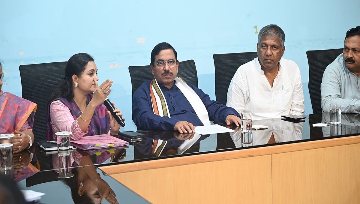 ಕಾಂಗ್ರೆಸ್ 'ಗ್ಯಾರಂಟಿಗಳು ಇನ್ನೂ ಫಲಾನುಭವಿಗಳಿಗೆ ತಲುಪಿಲ್ಲ: ಕೇಂದ್ರ ಸಚಿವ ಪ್ರಹ್ಲಾದ್ ಜೋಶಿ