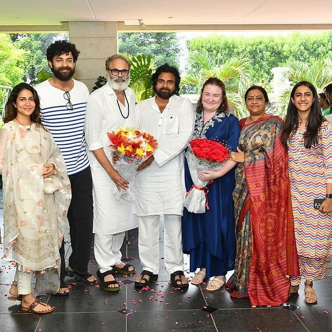 ಈ ವೇಳೆ ಮನೆಯ ಗೇಟ್ ಬಳಿ ಕಾದು ನಿಂತಿದ್ದ ಮೆಗಾ ಫಾಮಿಲಿಯ ಕುಟುಂಬ ಸದಸ್ಯರು ಪವನ್ ಕಲ್ಯಾಣ್ ಮತ್ತು ದಂಪತಿಗೆ ಆರತಿ ಮಾಡಿ ಹೂಗುಚ್ಚ ನೀಡಿ ಸ್ವಾಗತಿಸಿದರು.