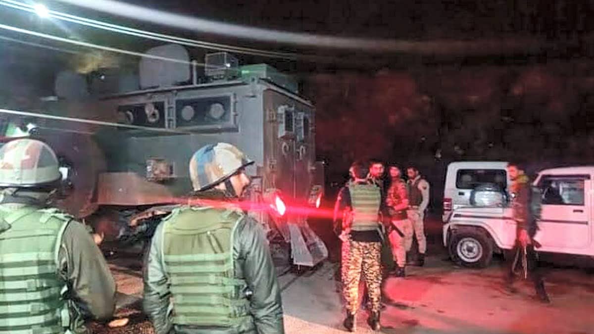 ಸೇನಾ ಚೆಕ್ ಪೋಸ್ಟ್ ಮೇಲೆ ಉಗ್ರರ ದಾಳಿ: CRPF ಜವಾನ ಹುತಾತ್ಮ; ಎರಡು ಎನ್ ಕೌಂಟರ್ ನಲ್ಲಿ 6 ಭದ್ರತಾ ಸಿಬ್ಬಂದಿಗೆ ಗಾಯ