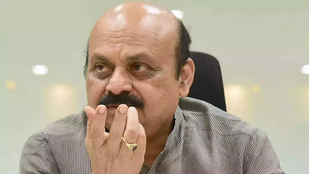 ಒತ್ತಡಕ್ಕೆ ಮಣಿದು ಕಾನೂನು ಬಾಹಿರ ನಿರ್ಧಾರ ಕೈಗೊಳ್ಳದಿರಿ: ಅಧಿಕಾರಿಗಳಿಗೆ ಬೊಮ್ಮಾಯಿ ಸೂಚನೆ