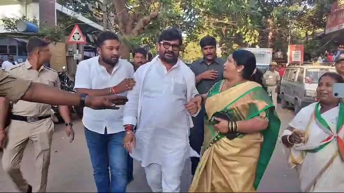 ಮದುವೆ ವಯಸ್ಸಿನ 2 ಹೆಣ್ಣು ಮಕ್ಕಳು, ಒಬ್ಬ ಚಿಕ್ಕ ಮಗನಿದ್ದಾನೆ: ಕೋರ್ಟ್ ಹಾಲ್ನಲ್ಲೇ ಶಾಸಕ ವಿನಯ್ ಕುಲಕರ್ಣಿ ಕಣ್ಣೀರು..!