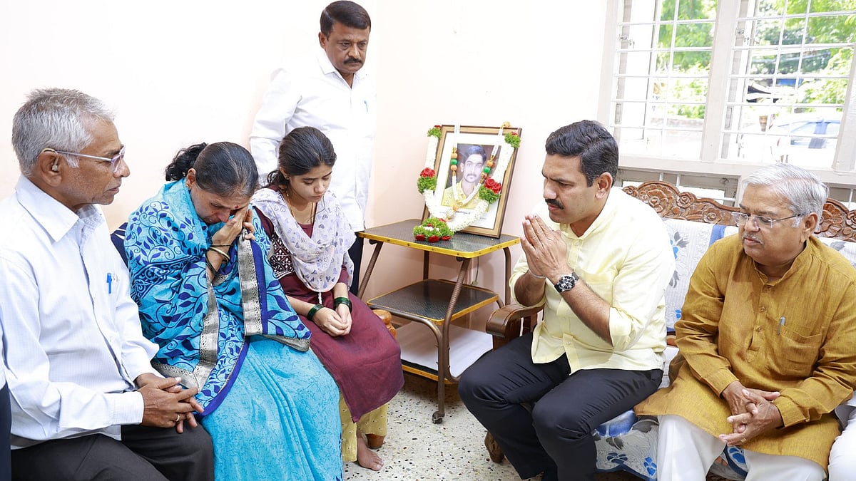 ರೇಣುಕಾಸ್ವಾಮಿ ನಿವಾಸಕ್ಕೆ ಬಿಜೆಪಿ ನಿಯೋಗ ಭೇಟಿ: 2 ಲಕ್ಷ ರೂ. ನೆರವು, ಮೃತನ ಪತ್ನಿಗೆ ಸರ್ಕಾರಿ ಉದ್ಯೋಗ ನೀಡುವಂತೆ ಸರ್ಕಾರಕ್ಕೆ ಆಗ್ರಹ