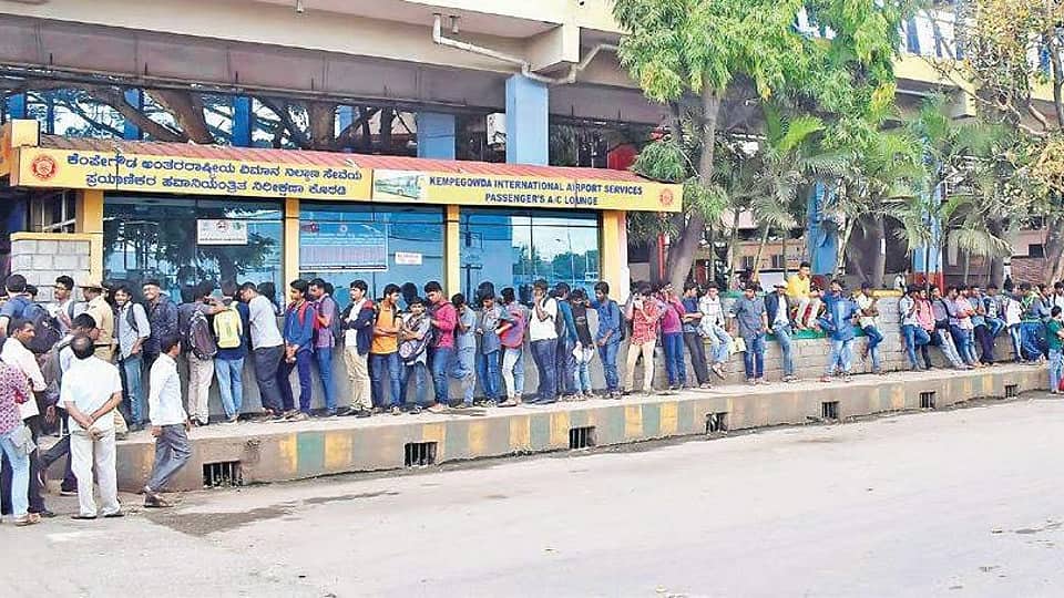 ಬೆಂಗಳೂರು: ರಿಯಾಯಿತಿ ಬಸ್ ಪಾಸ್ ಪಡೆಯಲು ವಿದ್ಯಾರ್ಥಿಗಳು ಪರದಾಟ!
