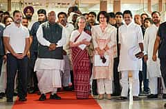 ಕಾಂಗ್ರೆಸ್ ಸಂಸದೀಯ ಪಕ್ಷದ ಅಧ್ಯಕ್ಷೆಯಾಗಿ ಸೋನಿಯಾ ಗಾಂಧಿ ಮರು ಆಯ್ಕೆ; ವಿಪಕ್ಷ ನಾಯಕನ ಸ್ಥಾನಕ್ಕೆ ಒಪ್ಪಿಗೆ ಸೂಚಿಸದ ರಾಹುಲ್