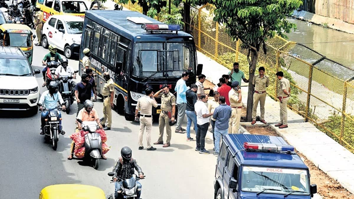 ರೇಣುಕಾಸ್ವಾಮಿ ಹತ್ಯೆ ಪ್ರಕರಣ: ನಟ ದರ್ಶನ್ ಹೆಸರು ಬಹಿರಂಗಪಡಿಸದಂತೆ ಆರೋಪಿಗಳಿಗೆ 20 ಲಕ್ಷ ರೂ.; ತನಿಖೆಯಿಂದ ಬಹಿರಂಗ
