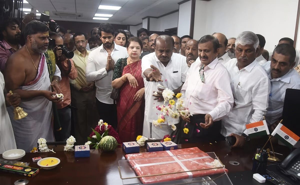 ಕುಮಾರಸ್ವಾಮಿ ಅಧಿಕಾರ ಸ್ವೀಕರಿಸುತ್ತಿದ್ದಂತೆ ಉಕ್ಕು ಕಾರ್ಖಾನೆಗಳ ಖಾಸಗೀಕರಣ ಮಾಡದಂತೆ ಕಾಂಗ್ರೆಸ್ ಆಗ್ರಹ