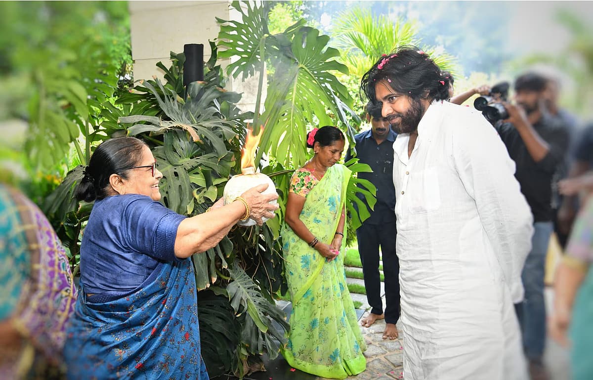 ಈ ವೇಳೆ ಮನೆಯ ಗೇಟ್ ಬಳಿ ಕಾದು ನಿಂತಿದ್ದ ಮೆಗಾ ಫಾಮಿಲಿಯ ಕುಟುಂಬ ಸದಸ್ಯರು ಪವನ್ ಕಲ್ಯಾಣ್ ಮತ್ತು ದಂಪತಿಗೆ ಆರತಿ ಮಾಡಿ ಹೂಗುಚ್ಚ ನೀಡಿ ಸ್ವಾಗತಿಸಿದರು.
