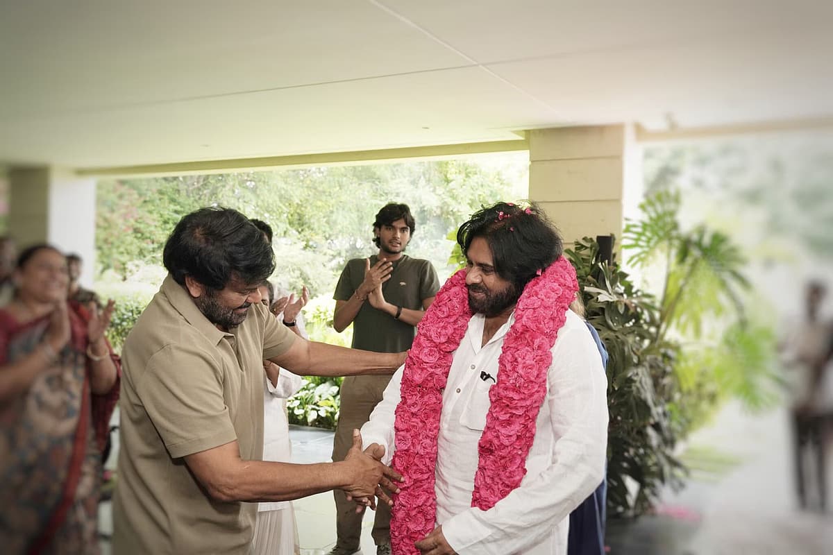 ಅಣ್ಣಂದಿರಾದ ಚಿರಂಜೀವಿ, ನಾಗಬಾಬು, ನಟ ರಾಮ್ ಚರಣ್ ಸೇರಿದಂತೆ ಮೆಗಾ ಕುಟುಂಬದ ಎಲ್ಲ ಸದಸ್ಯರು ಪವನ್ ಕಲ್ಯಾಣ್ ಗೆ ಅದ್ಧೂರಿ ಸ್ವಾಗತ ನೀಡಿದರು.