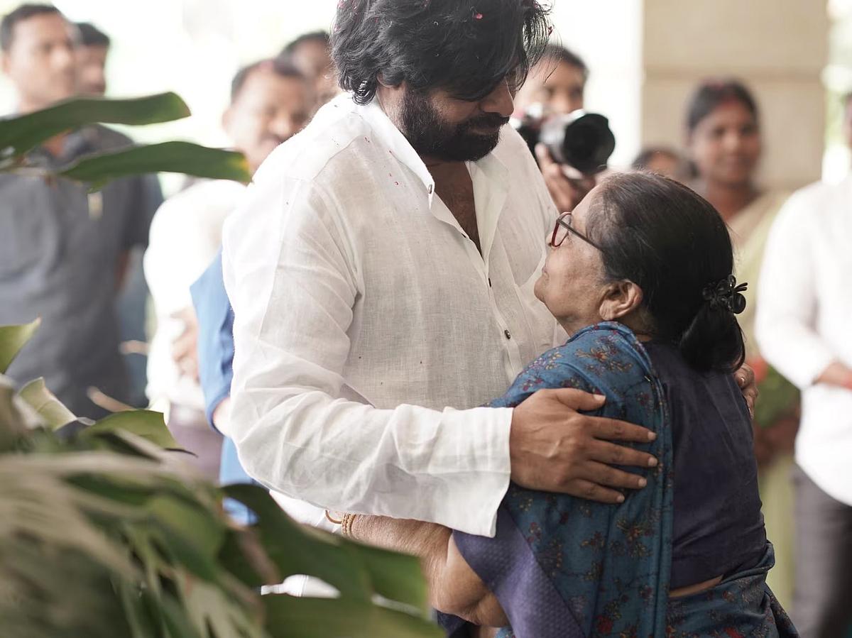 ಈ ಜಯ ಬೆನ್ನಲ್ಲೇ ನಟ ಪವನ್ ಕಲ್ಯಾಣ್ ತಮ್ಮ ಅಣ್ಣ ಚಿರಂಜೀವಿ ಮನೆಗೆ ತೆರಳಿದ್ದಾರೆ.