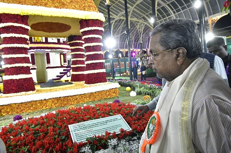 ಪುಷ್ಪ ಪ್ರದರ್ಶನ  ವೀಕ್ಷಿಸುತ್ತಿರುವ ಸಿಎಂ ಸಿದ್ದರಾಮಯ್ಯ