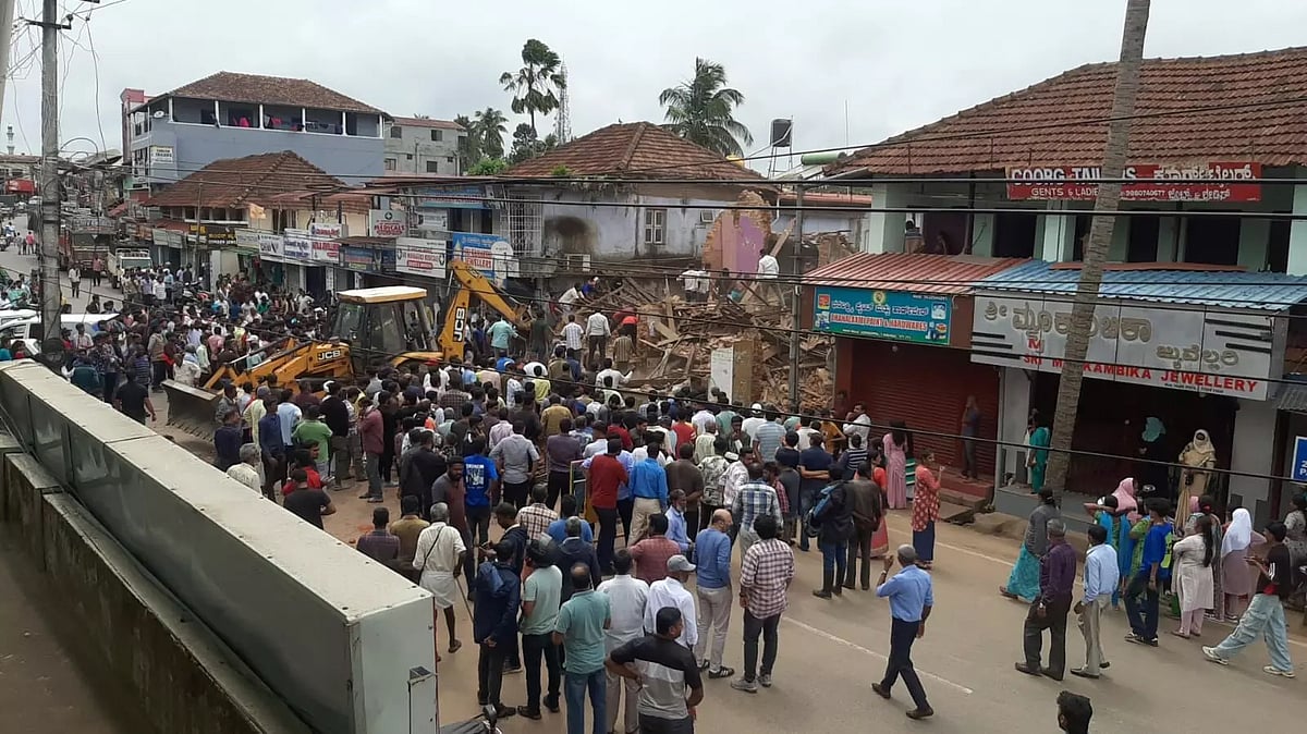ಗೋಣಿಕೊಪ್ಪ: 100 ವರ್ಷ ಹಳೆಯ ಕಟ್ಟಡ ಕುಸಿತ; ಅವಶೇಷಗಳಡಿ ಮೂವರು, ಕಾರ್ಯಾಚರಣೆ