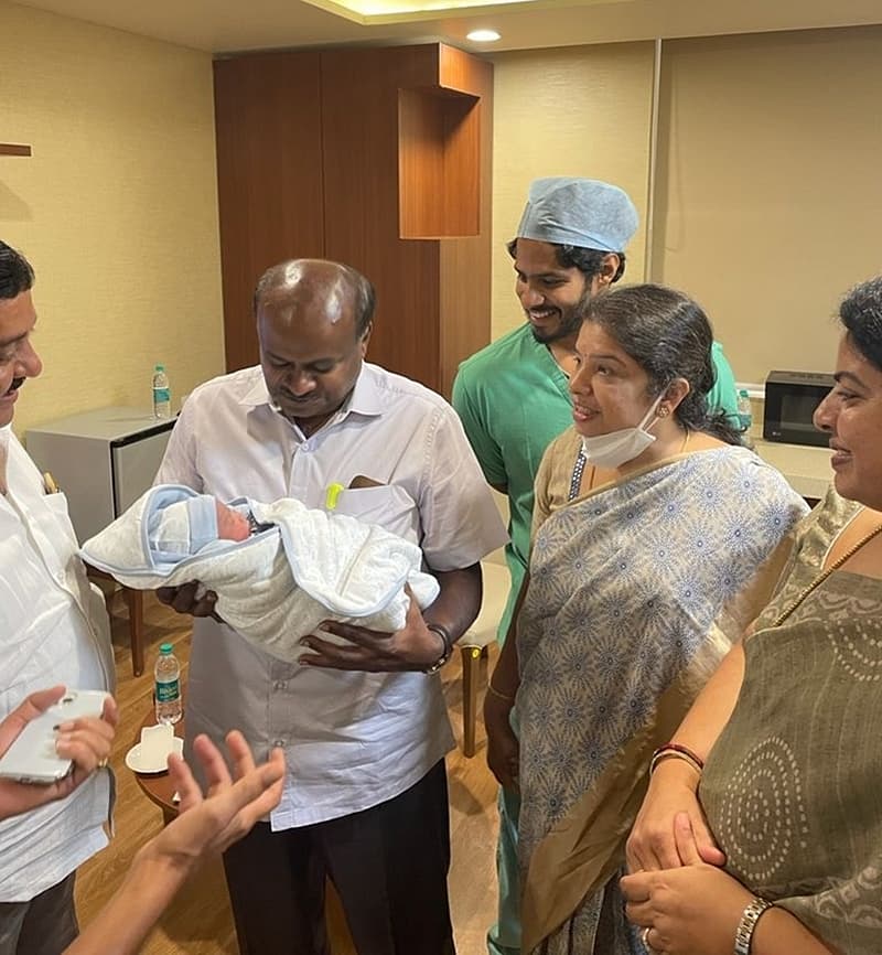 ನನ್ನ ಜೀವನದಲ್ಲಿ ಇನ್ನೊಂದು ಶುಭ ಘಳಿಗೆ ಬಂದಿದೆ. ನಮ್ಮ ಪರಿವಾರಕ್ಕೆ ಹೊಸ ಸದಸ್ಯನ ಆಗಮನವಾಗಿದೆ. ತಾತನಾದೆ ಎಂದು ಹೇಳಲು ಅತೀವ ಸಂತಸವಾಗುತ್ತಿದೆ. ಕಂದನಿಗೆ ನಿಮ್ಮೆಲ್ಲರ ಹಾರೈಕೆ ಮತ್ತು ಆಶೀರ್ವಾದ ಇರಲಿ ಎಂದು ಪ್ರಾರ್ಥನೆ ಮಾಡುತ್ತೇನೆ ಎಂದು ಎಚ್ ಡಿ ಕುಮಾರಸ್ವಾಮಿ ಖುಷಿ ಹಂಚಿಕೊಂಡಿದ್ದಾರೆ.