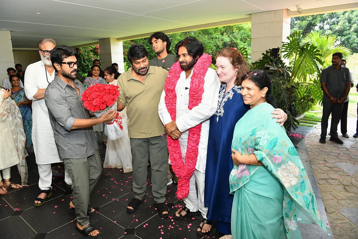 ಪವನ್ ಕಲ್ಯಾಣ್ ಕಾರಿನಿಂದ ಇಳಿಯುತ್ತಲೇ ಪವನ್ ಕಲ್ಯಾಣ್ ಮತ್ತು ಅವರ ಪತ್ನಿ ಮೇಲೆ ಅಭಿಮಾನಿಗಳು ಹೂವಿನ ಸುರಿಮಳೆ ಗೈದರು.