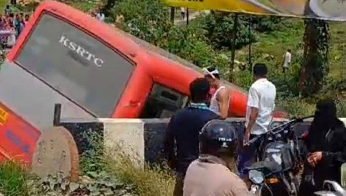 ಮಂಡ್ಯ: ಚಾಲಕನ ನಿಯಂತ್ರಣ ತಪ್ಪಿ ಹಳ್ಳಕ್ಕೆ ನುಗ್ಗಿದ KSRTC ಬಸ್; 8 ಮಂದಿಗೆ ಗಾಯ
