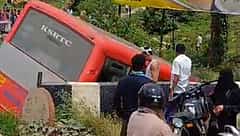 ಮಂಡ್ಯ: ಚಾಲಕನ ನಿಯಂತ್ರಣ ತಪ್ಪಿ ಹಳ್ಳಕ್ಕೆ ನುಗ್ಗಿದ KSRTC ಬಸ್; 8 ಮಂದಿಗೆ ಗಾಯ