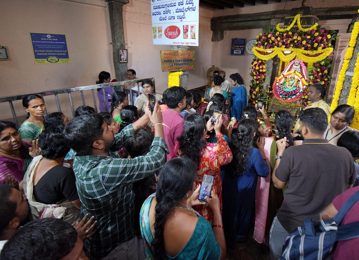 ಆಷಾಢ ಶುಕ್ರವಾರ ಪ್ರಯುಕ್ತ ಚಾಮುಂಡಿ ಬೆಟ್ಟದಲ್ಲಿ ಭಕ್ತಸಾಗರ