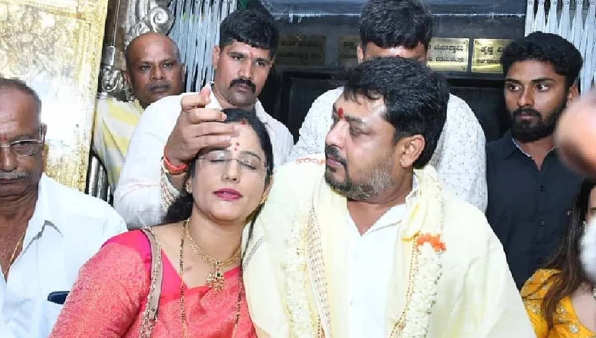 ಚಾಮುಂಡೇಶ್ವರಿ ಸನ್ನಿಧಿಯಲ್ಲಿ ಕೆಎಎಸ್ ಅಧಿಕಾರಿ ಹಣೆಗೆ ತಿಲಕವಿಟ್ಟ ಸಂಸದ ಸುನೀಲ್ ಬೋಸ್: Photo ವೈರಲ್