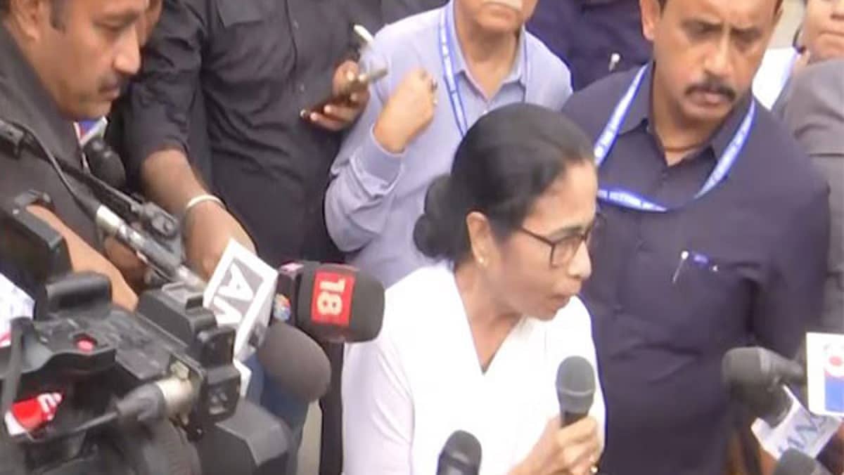 'ಮೈಕ್ ಆಫ್ ಮಾಡಿ ಮಾತನಾಡದಂತೆ ತಡೆ': ನೀತಿ ಆಯೋಗ ಸಭೆಯಿಂದ ಅರ್ಧಕ್ಕೆ ಎದ್ದುಬಂದ ಮಮತಾ ಬ್ಯಾನರ್ಜಿ!