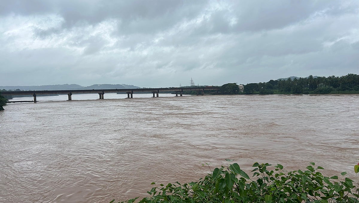 ದಕ್ಷಿಣ ಕನ್ನಡದಲ್ಲಿ ಉಕ್ಕಿ ಹರಿಯುತ್ತಿವೆ ನದಿಗಳು; ಭೂಕುಸಿತದಿಂದ ಮಂಗಳೂರು-ಬೆಂಗಳೂರು ಸಂಚಾರ ಅಸ್ತವ್ಯಸ್ತ