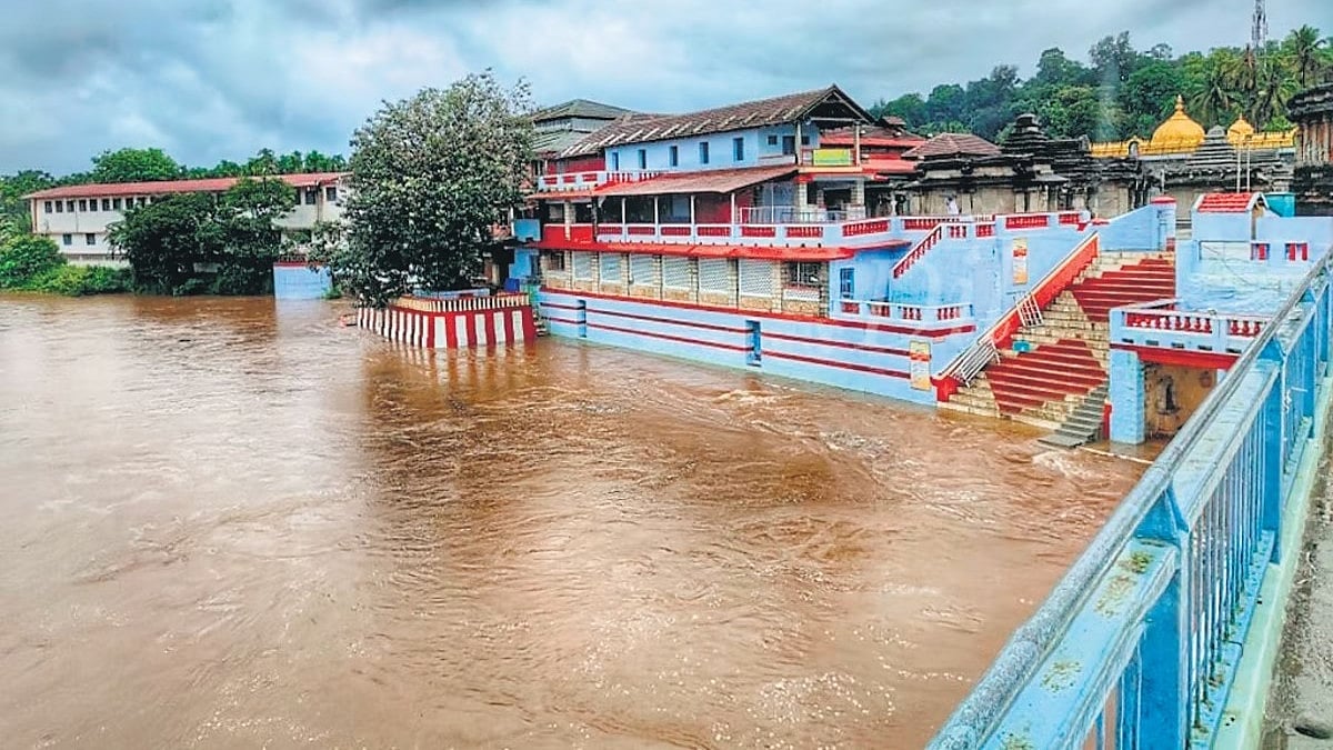 ಶೃಂಗೇರಿಯಲ್ಲಿ ಧಾರಾಕಾರ ಮಳೆ: ಉಕ್ಕಿ ಹರಿಯುತ್ತಿರುವ ತುಂಗಾ ನದಿ, ಪ್ರವಾಸಿಗರಿಗೆ ಎಚ್ಚರಿಕೆ!