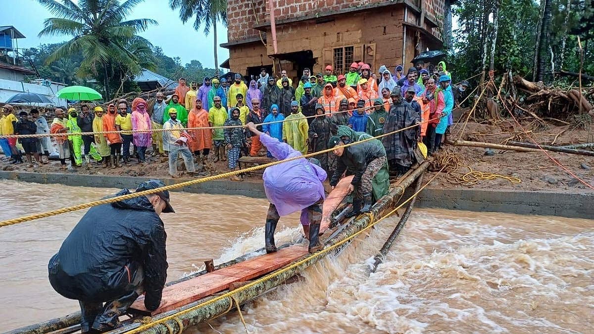 Wayanad landslides: ಸೇನೆ, NDRF ನಿಂದ ಶೋಧ, ರಕ್ಷಣಾ ಕಾರ್ಯ; ಸಾವಿರಕ್ಕೂ ಹೆಚ್ಚು ಜನರ ಸ್ಥಳಾಂತರ