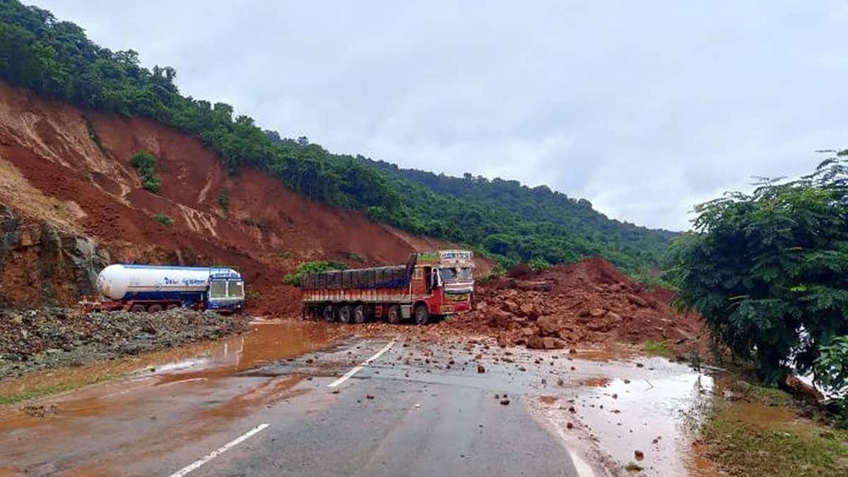 ಅಂಕೋಲಾ ಗುಡ್ಡ ಕುಸಿತ ಪ್ರಕರಣ: ಮುಂದುವರೆದ ರಕ್ಷಣಾ ಕಾರ್ಯಾಚರಣೆ; ಮೃತರ ಕುಟುಂಬಕ್ಕೆ ತಲಾ 5 ಲಕ್ಷ ರೂ. ಪರಿಹಾರ ಘೋಷಣೆ