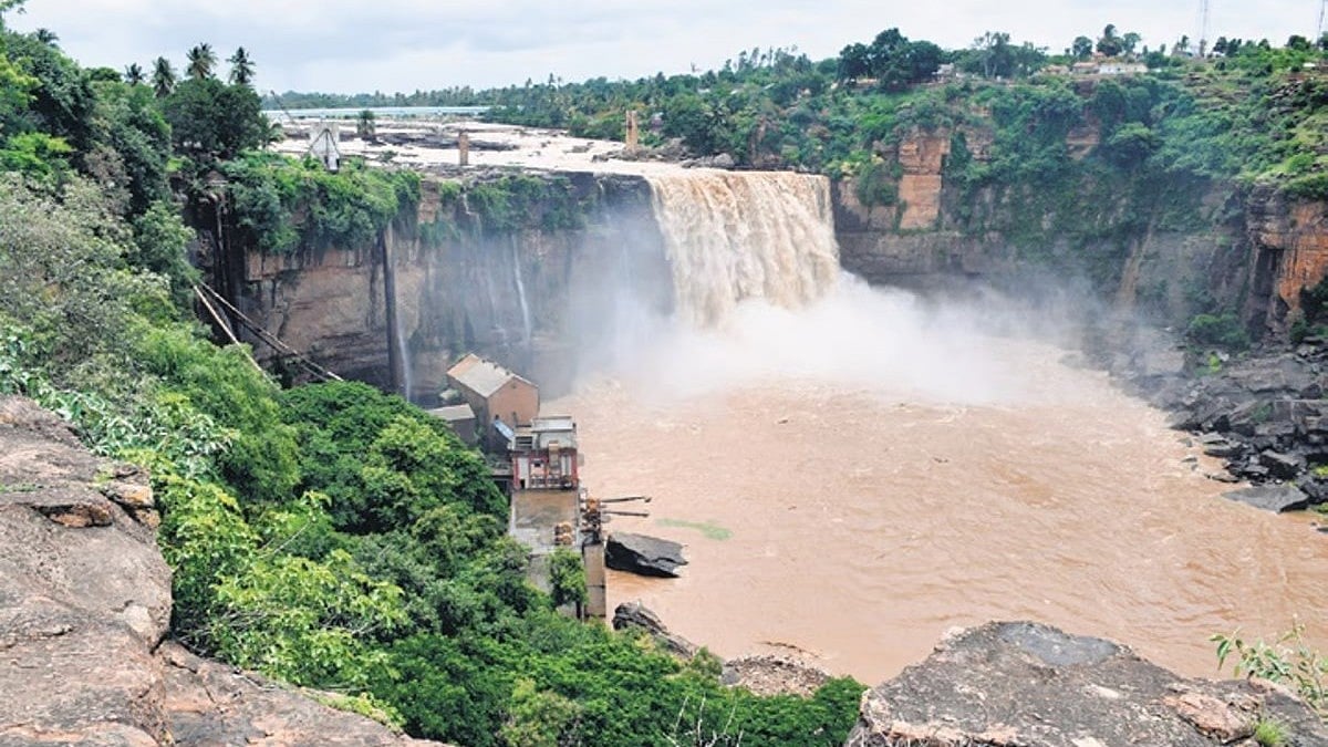 ಜಲಪಾತ ಬಳಿ ಹುಚ್ಚಾಟ ಬೇಡ, ಸೆಲ್ಫಿ-ರೀಲ್ಸ್ ಗೀಳಿಗೆ ಜೀವಕ್ಕೆ ಅಪಾಯ ತಂದುಕೊಳ್ಳಬೇಡಿ: ಪ್ರವಾಸಿಗರಿಗೆ ಸರ್ಕಾರ ಎಚ್ಚರಿಕೆ!