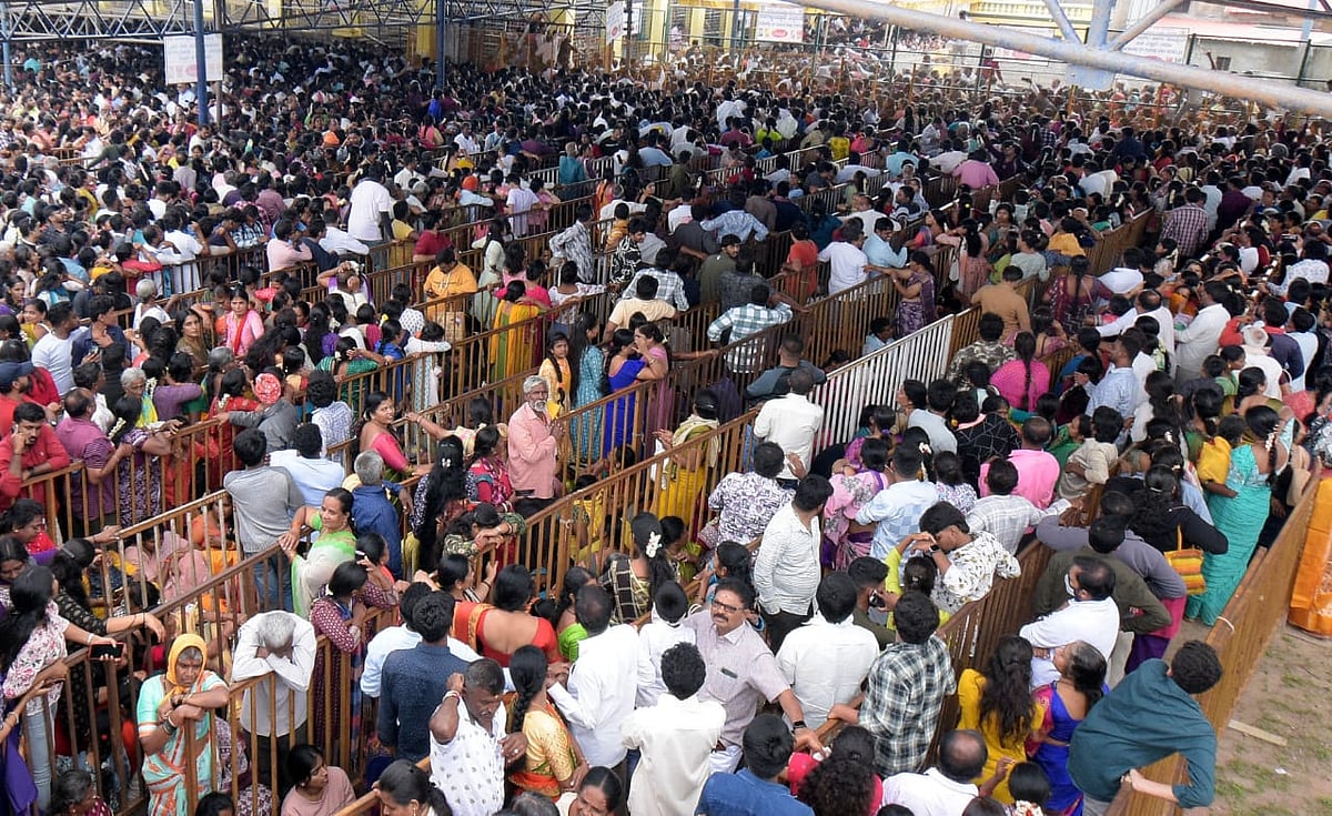 ಮೈಸೂರು: ಆಷಾಢ ಶುಕ್ರವಾರ, ಚಾಮುಂಡಿ ಬೆಟ್ಟದಲ್ಲಿ ಭಕ್ತಸಾಗರ!