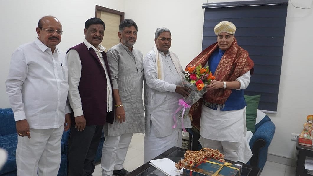 ಅಭಿವೃದ್ಧಿ ಯೋಜನೆಗಳಿಗೆ ರಕ್ಷಣಾ ಇಲಾಖೆ ಹೆಚ್ಚುವರಿ ಭೂಮಿ ಒದಗಿಸಿ: ರಾಜನಾಥ್ ಸಿಂಗ್'ಗೆ ಸಿಎಂ ಸಿದ್ದರಾಮಯ್ಯ ಮನವಿ