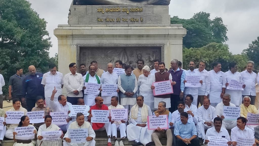 ED, CBI ಕ್ರಮಕ್ಕೆ ಖಂಡನೆ: ಸಿಎಂ ಸಿದ್ದರಾಮಯ್ಯ ನೇತೃತ್ವದಲ್ಲಿ ಕಾಂಗ್ರೆಸ್ ಪ್ರತಿಭಟನೆ