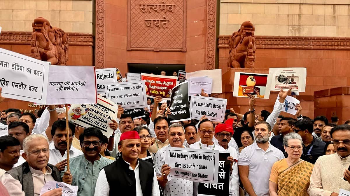 'ವಿರೋಧ ಪಕ್ಷಗಳ ವಿರೋಧಿ, ಸರ್ಕಾರದ ಕುರ್ಚಿ ಉಳಿಸುವ ಬಜೆಟ್': ಸಂಸತ್ತು ಹೊರಗೆ INDIA ಬ್ಲಾಕ್ ನಾಯಕರ ಪ್ರತಿಭಟನೆ
