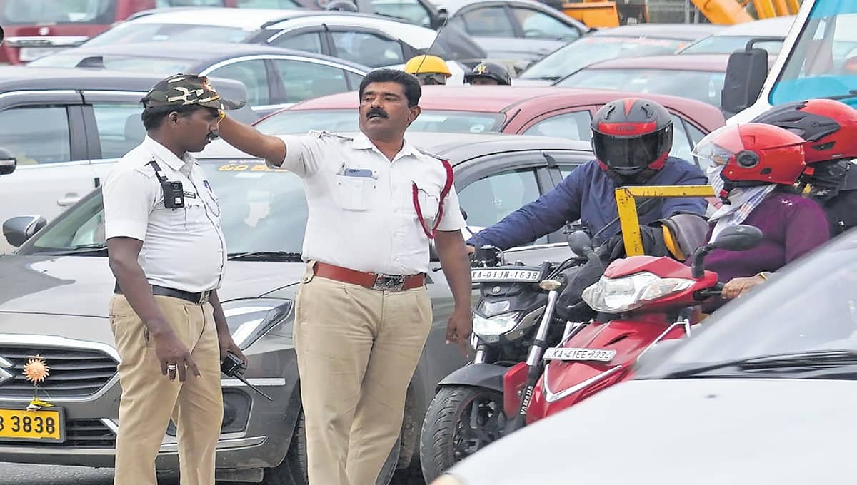 KIA ರಸ್ತೆಯಲ್ಲಿ ಪೊಲೀಸರ ಜಾಗೃತಿ ಕಾರ್ಯಕ್ರಮ: ಮೊದಲ ದಿನ ಲೇನ್ ಶಿಸ್ತಿನ ಪಾಠ!