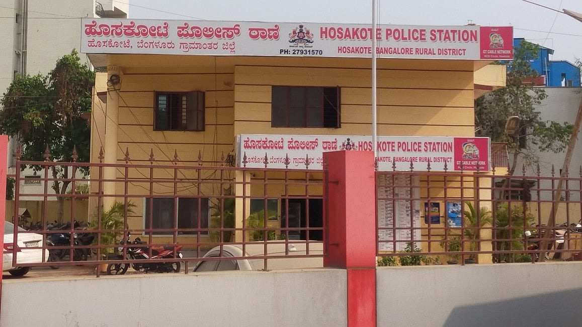 ಹೊಸಕೋಟೆ: ಕೊಲೆ ಆರೋಪಿ ಮನೆ ಮೇಲೆ ಕುಟುಂಬಸ್ಥರ ದಾಳಿ, ಕೆಲಕಾಲ ಬಿಗುವಿನ ವಾತಾವರಣ ಸೃಷ್ಟಿ