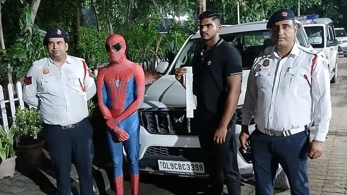 ಸಂಚಾರ ನಿಯಮ ಉಲ್ಲಂಘಿಸಿದ್ದಕ್ಕಾಗಿ 'ಸ್ಪೈಡರ್ ಮ್ಯಾನ್' ಬಂಧಿಸಿದ ಪೊಲೀಸರು; 26 ಸಾವಿರ ರೂ ದಂಡ?