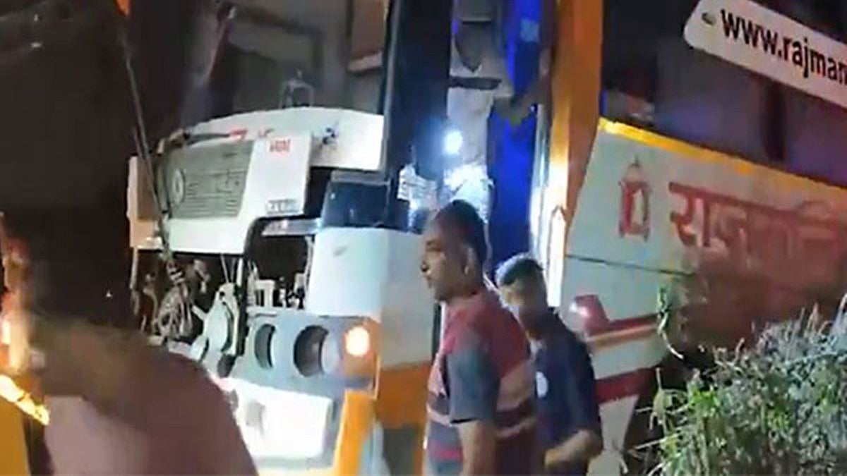 ಗುಜರಾತ್ನಲ್ಲಿ ಭೀಕರ ಅಪಘಾತ: ಬಸ್ಗೆ ಲಾರಿ ಡಿಕ್ಕಿ, 6 ಮಂದಿ ದುರ್ಮರಣ