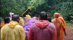 ಬೆಳಗಾವಿ: ಕಟ್ಟಿಗೆ ಸ್ಟ್ರೇಚರ್ ಮೇಲೆ ಆಸ್ಪತ್ರೆಗೆ ಸಾಗಿಸಿದ್ದ ಮಹಿಳೆ ಸಾವು; ಫಲಿಸದ ಖಾನಾಪುರ ಕಾಡಂಚಿನ ಗ್ರಾಮಸ್ಥರ ಹೋರಾಟ!