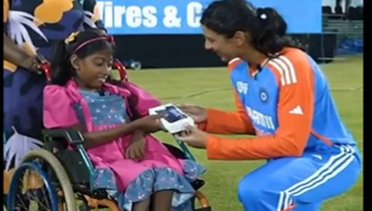 ವೀಲ್ಹ್ ಚೇರ್ ನಲ್ಲಿ ಮೈದಾನಕ್ಕೆ ಬಂದ ಪುಟ್ಟ ಕ್ರಿಕೆಟ್ ಅಭಿಮಾನಿಗೆ ವಿಶೇಷ ಉಡುಗೊರೆ ನೀಡಿದ ಸ್ಮೃತಿ ಮಂಧಾನ!