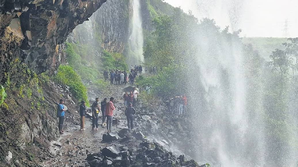 ಭೋರ್ಗರೆಯುತ್ತಿದೆ ಕುಂಬ್ವಾಡೆ ಜಲಪಾತ: ವೈಭವ ನೋಡಲು ಪ್ರವಾಸಿಗರ ದಂಡು
