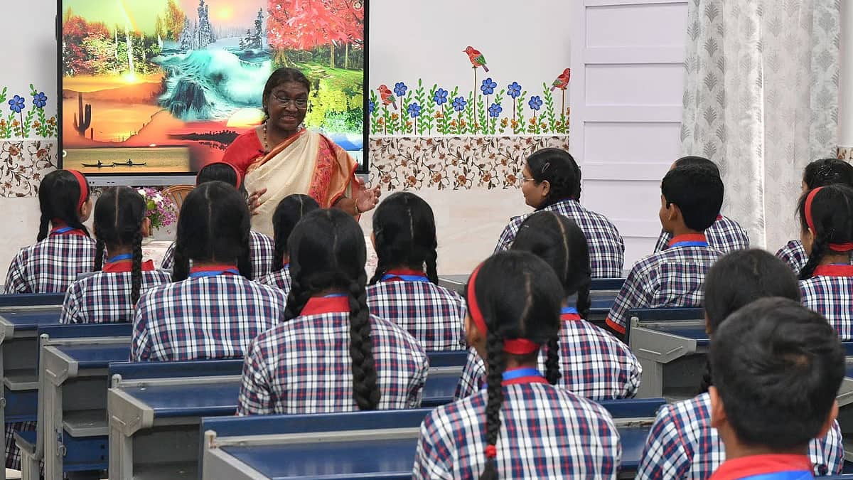 ಶಾಲೆಯಲ್ಲಿ ವಿದ್ಯಾರ್ಥಿಗಳಿಗೆ ಶಿಕ್ಷಕಿಯಾದ ರಾಷ್ಟ್ರಪತಿ ದ್ರೌಪದಿ ಮುರ್ಮು: ಪರಿಸರ ಸಂರಕ್ಷಣೆ ಕುರಿತು ಬೋಧನೆ!
