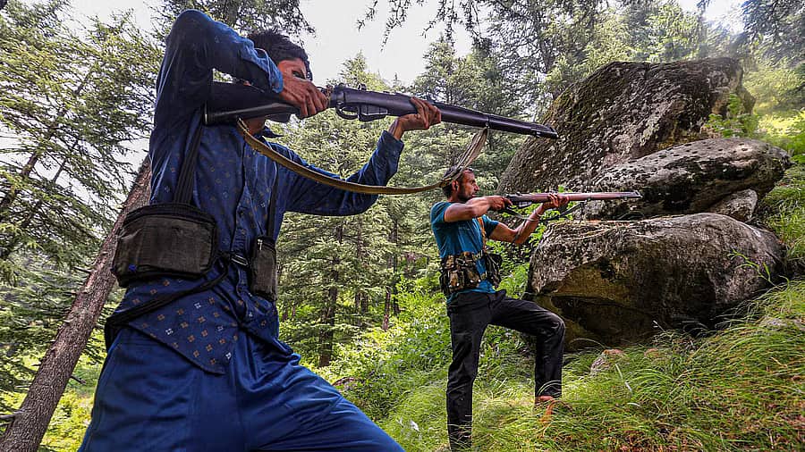 Jammu and Kashmir | ''ಉಗ್ರರು ತಪ್ಪಿಸಿಕೊಳ್ಳಲು ಬಿಡಲ್ಲ'': ಭಾರತೀಯ ಸೈನಿಕರ ಕಾರ್ಯಾಚರಣೆಗೆ Village defence guards ಸಾಥ್!