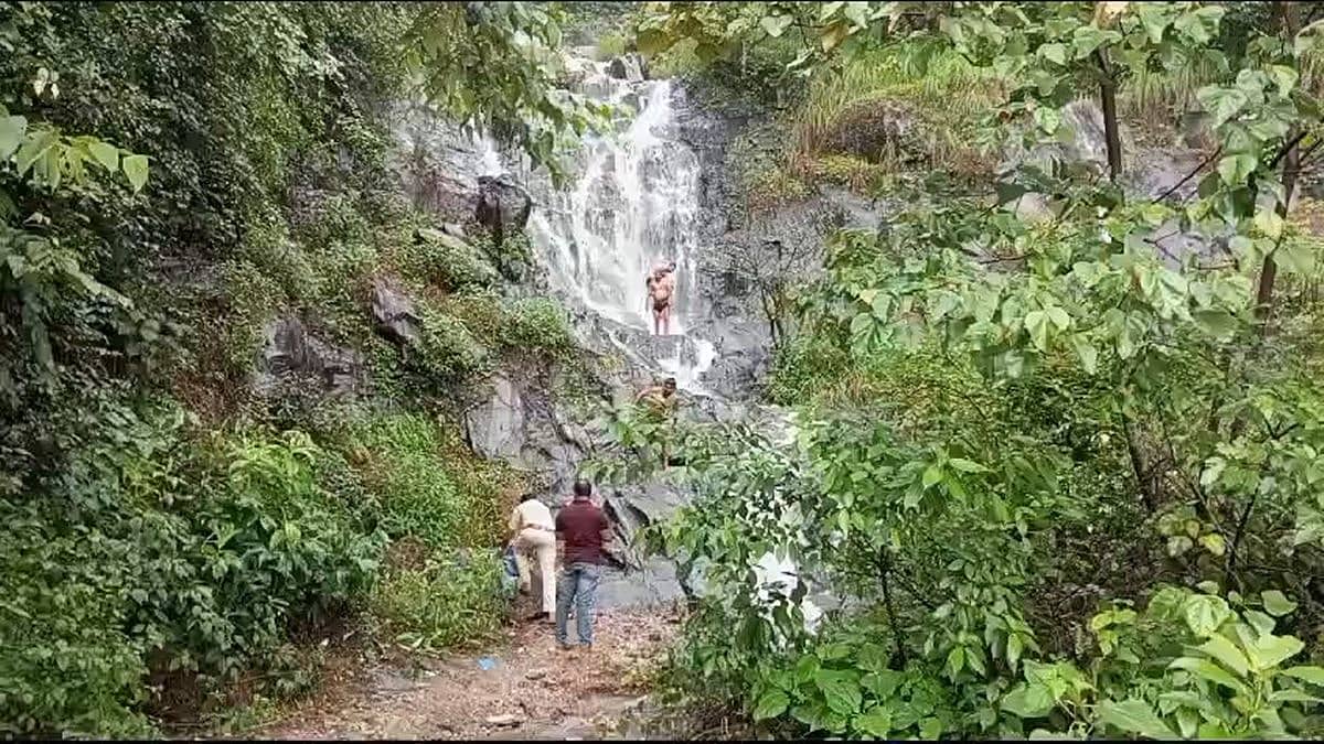 ಚಾರ್ಮಾಡಿ ಘಾಟ್: ನಿರ್ಬಂಧ ಉಲ್ಲಂಘಿಸಿ ಜಲಪಾತಕ್ಕೆ ಇಳಿದಿದ್ದ ಪ್ರವಾಸಿಗರು; ಬಟ್ಟೆ ಕೊಂಡೊಯ್ದ ಪೊಲೀಸರು!