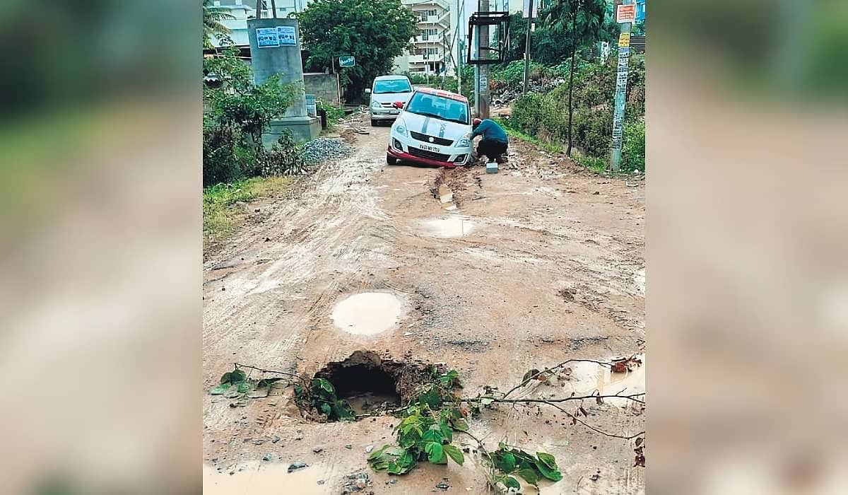 ಬೆಂಗಳೂರಿನ ಅರ್ಕಾವತಿ ಬಡಾವಣೆ ಸಮಸ್ಯೆಗಳ ಆಗರ; ಶಾಲಾ ಬಸ್ಗಳು ಸಹ ಬರುತ್ತಿಲ್ಲ!