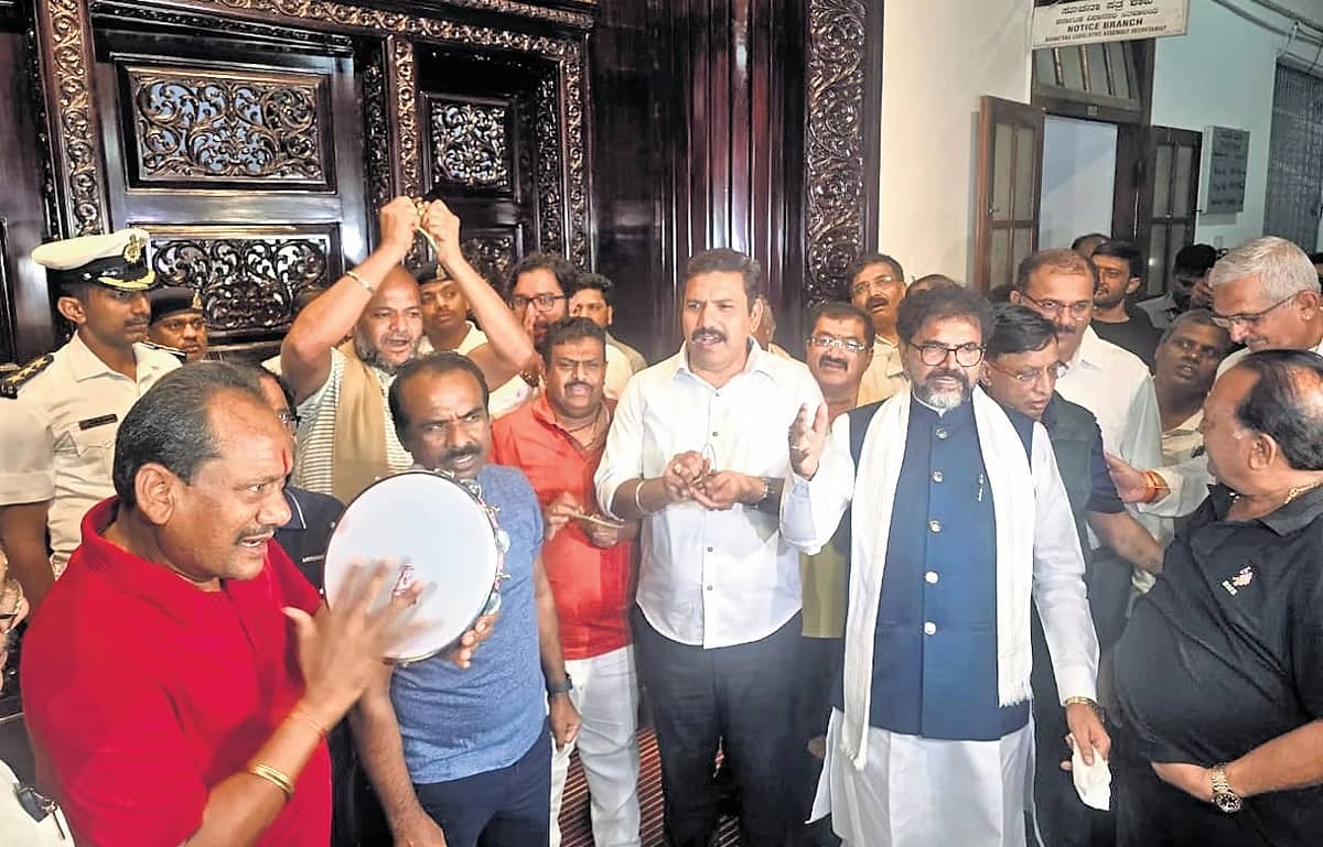 ಬಿಜೆಪಿಯಿಂದ ಅಹೋರಾತ್ರಿ ಧರಣಿ: ಸದನದಲ್ಲಿ ಶಾಸಕರಿಂದ ಹಾಡು, ಭಜನೆ!