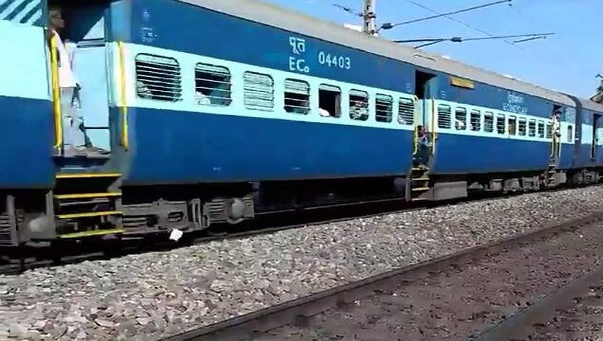 ಕಣ್ಣೀರು ಒರೆಸಿಕೊಳ್ಳುತ್ತಾ ಕೈ ಹಿಡಿದುಕೊಂಡು ಹೋಗಿ ರೈಲಿಗೆ ತಲೆ ಕೊಟ್ಟು ಅಪ್ಪ-ಮಗ ಸಾವು!